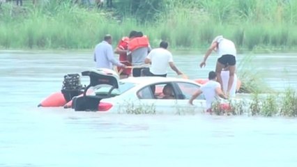 Furieux, il jette sa BMW à la mer, puis tente désespérément de la récupérer (VIDEO)