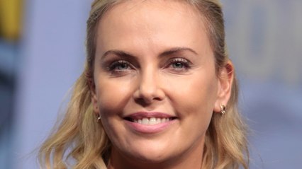 Charlize Theron : "célibataire depuis 10 ans", la star confie qu'elle est "terriblement disponible"
