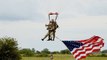 Âgé de 97 ans, un vétéran de la Seconde Guerre mondiale reproduit son saut en parachute du débarquement (VIDEO)
