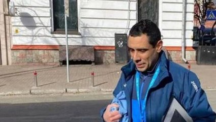 Türkiye Kiev Büyükelçiliği güvenlik nedeniyle taşındı, herkes personelin elinde tuttuğu portreye odaklandı