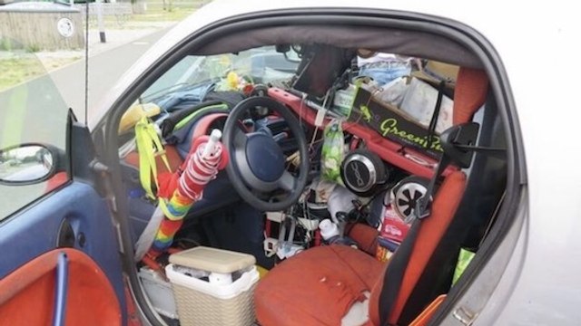 Allemagne : des policiers n'avaient jamais vu une Smart aussi remplie