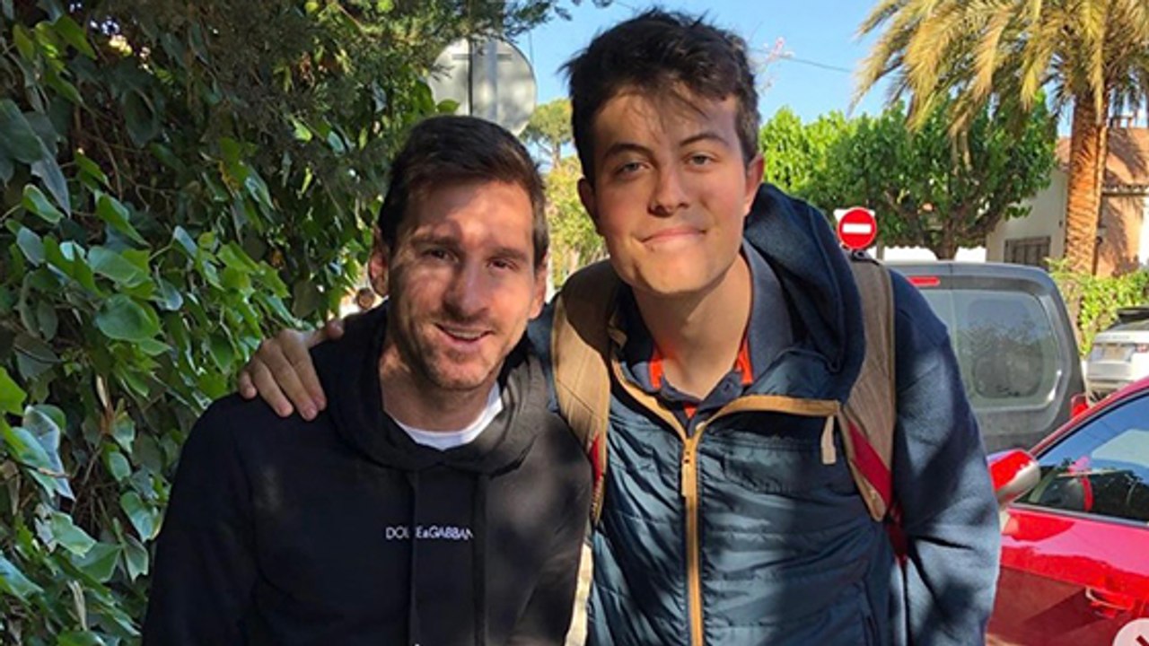 Il prend une photo avec Messi mais un détail attire l'attention des internautes