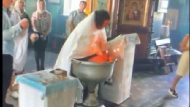 Russie : un baptême ultra-violent choque les internautes !