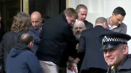 Скачать видео: Julian Assange : les images de l'arrestation du fondateur de Wikileaks à Londres (VIDEO)