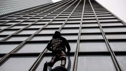 Le "Spiderman français" Alain Robert, escalade la tour Total à mains nues pour soutenir la grève