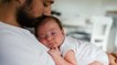 Congé paternité : un allongement de la durée pour les pères des enfants hospitalisés après la naissance