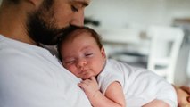 Congé paternité : un allongement de la durée pour les pères des enfants hospitalisés après la naissance