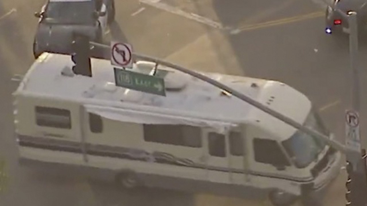 Ivre, elle déclenche une course-poursuite avec la police en camping-car (VIDEO)