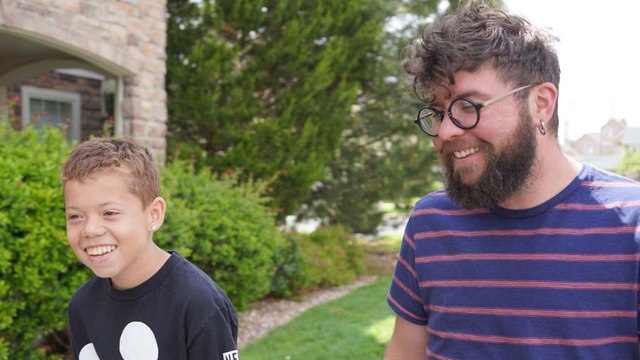 Un professeur sauve la vie de l'un de ses élèves sans-abri en l'adoptant