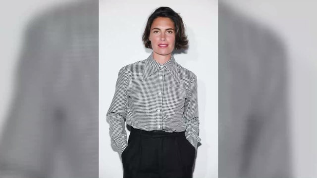 Alessandra Sublet contrôlée à l'aéroport... avec un énorme sextoy dans sa valise