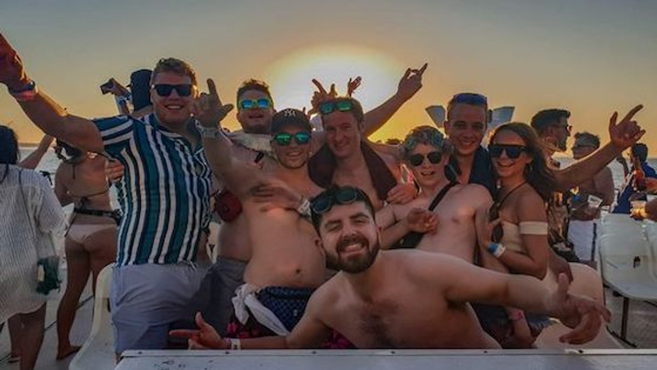 Deux amis vont boire une bière dans un pub anglais et finissent en soirée à Ibiza !