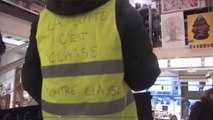 François Hollande chahuté par des manifestants lors d'une visite dans une librairie, il se fait exfiltrer par la police