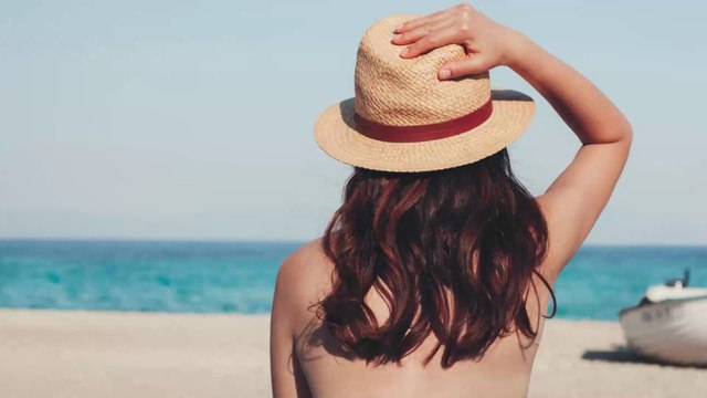 Pyrénées-Orientales : elles bronzent seins nus à la plage, les gendarmes interviennent pour leur demander de se rhabiller