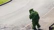 En Angleterre, un homme se déguise en buisson pour pouvoir sortir de chez lui