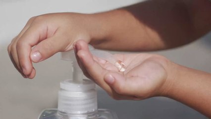 Coronavirus : de nombreux enfants brûlés aux yeux à cause du gel hydroalcoolique