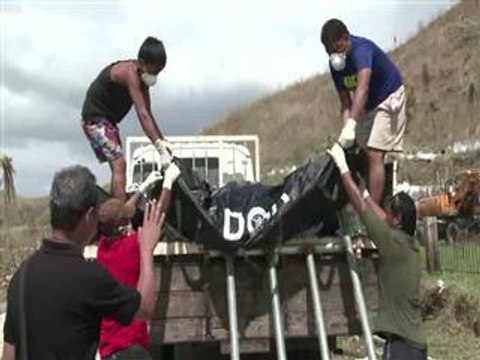 Mass burial in Tacloban for typhoon victims