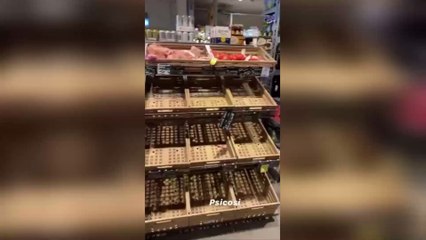 Coronavirus en Italie : panique dans les supermarchés, des images impressionnantes des rayons dévalisés