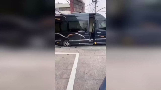 Le Wuhan Shake , une nouvelle façon originale de se saluer en pleine épidémie de coronavirus