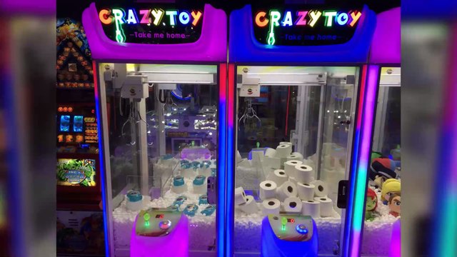 Papier toilette, gel désinfectant... Des machines à pinces remplies de lots spécial coronavirus en Angleterre