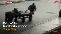 Yorgun atına kıyamayan adam arabayı kendisi çekti