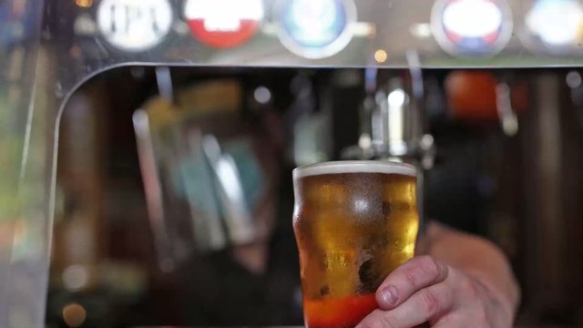 Coronavirus : il installe une clôture électrique dans son bar pour faire respecter les gestes barrières