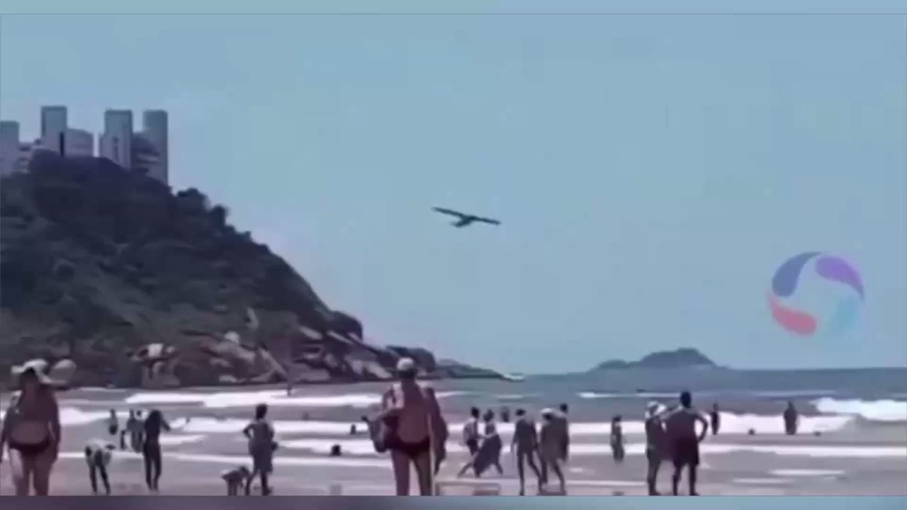 Au Brésil, un avion s'écrase en mer à seulement quelques mètres de la plage