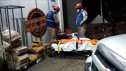 Forte colisão frontal na Rua Ipanema deixa uma mulher ferida