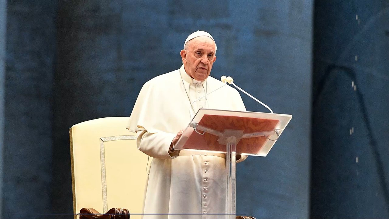 Le pape François a liké une photo de mannequin en petite tenue sur Instagram, les internautes choqués