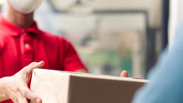 Amazon : deux livreurs pris en flagrant délit de vol (VIDEO)