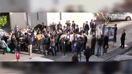 Emmanuel Macron provoque un attroupement en plein confinement et crée la polémique