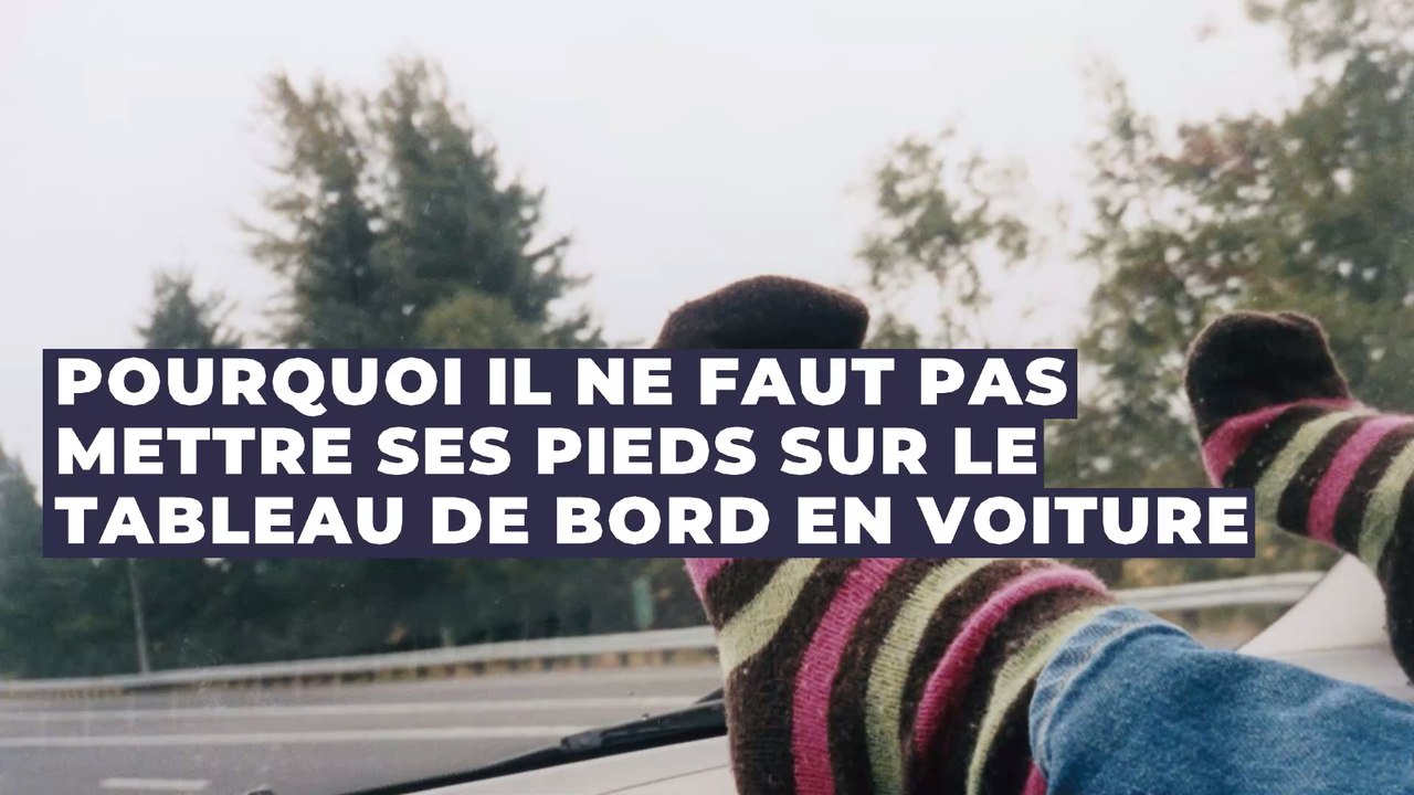 Voiture : pourquoi vous devriez arrêter de mettre vos pieds sur le tableau de bord