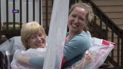 Coronavirus : elle invente un "gant à câlin" pour enlacer ses proches en toute sécurité