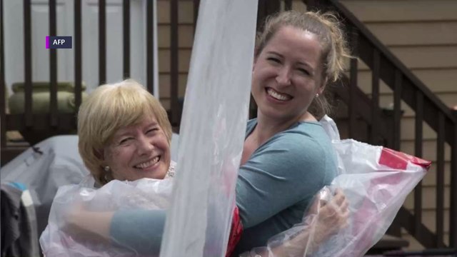 Coronavirus : elle invente un gant à câlin pour enlacer ses proches en toute sécurité