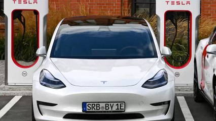 Tesla : un conducteur arrêté pour excès de vitesse alors qu'il dormait au volant