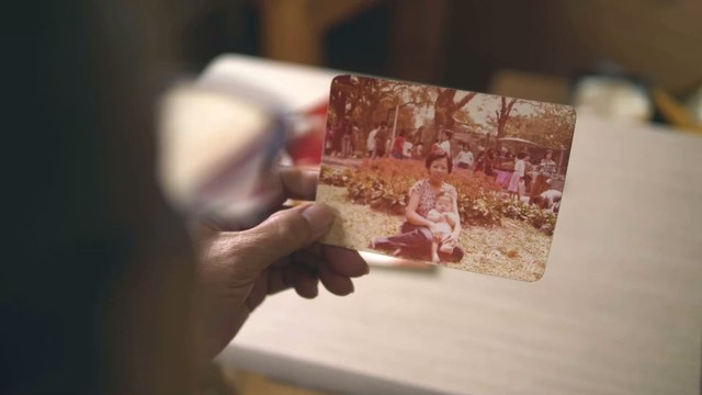 Facebook : un garçon trouve une photo de sa mère quand elle était jeune et ce qu'il découvre le laisse stupéfait