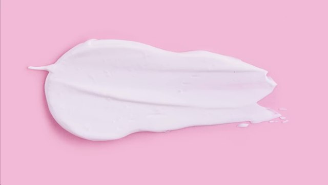 Cosmétiques : Pourquoi ne faut-il pas utiliser ses crèmes au-delà des dates de péremption ?