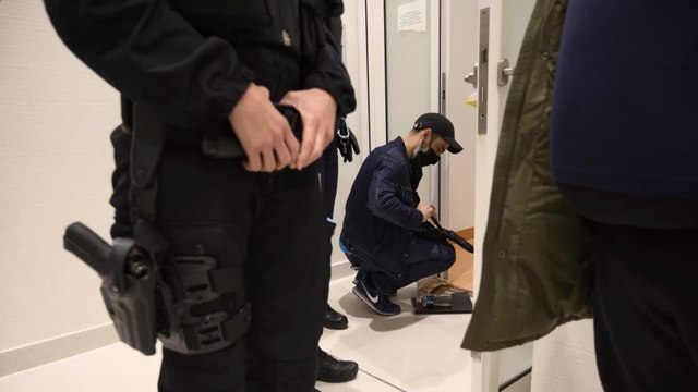 Un policier tue par balles un homme qui l'a agressé à l'arme blanche