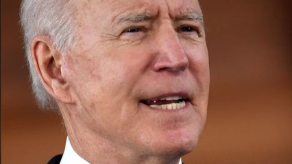Joe Biden trébuche à trois reprises avant de prendre l'avion
