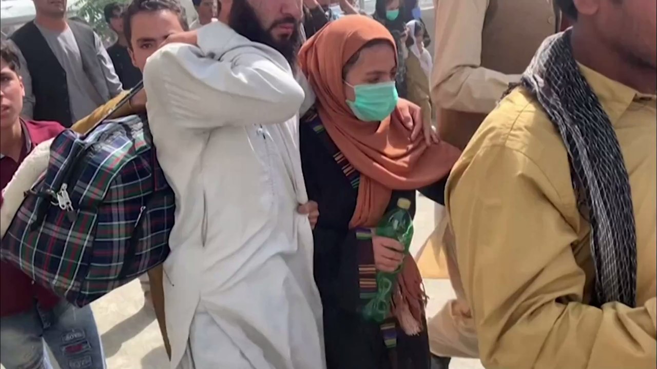 Afghanistan : les images dramatiques de civils s'accrochant à un avion pour fuir Kaboul