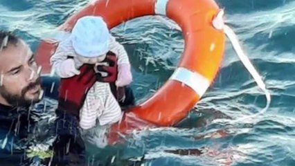 Crise des migrants à Ceuta : la photographie d'un bébé sauvé de la noyade fait le tour du monde