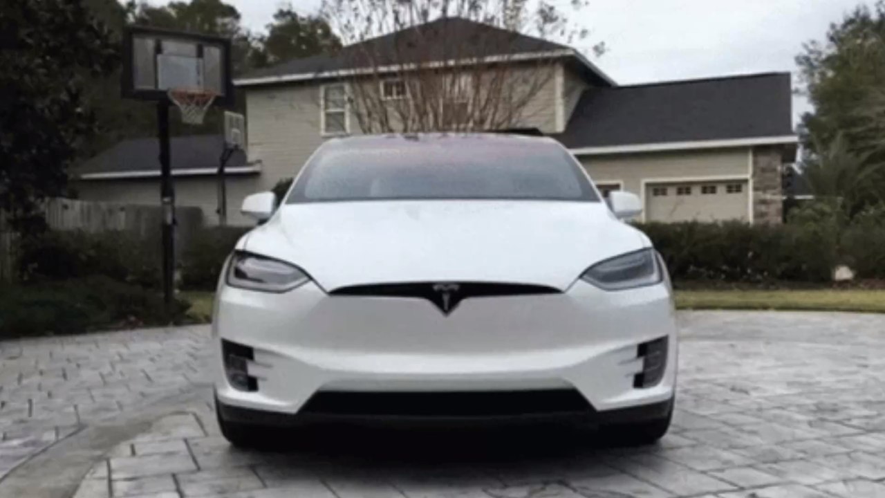 Californie : une voiture Tesla arrêtée par la police, sa conductrice ivre et inconsciente