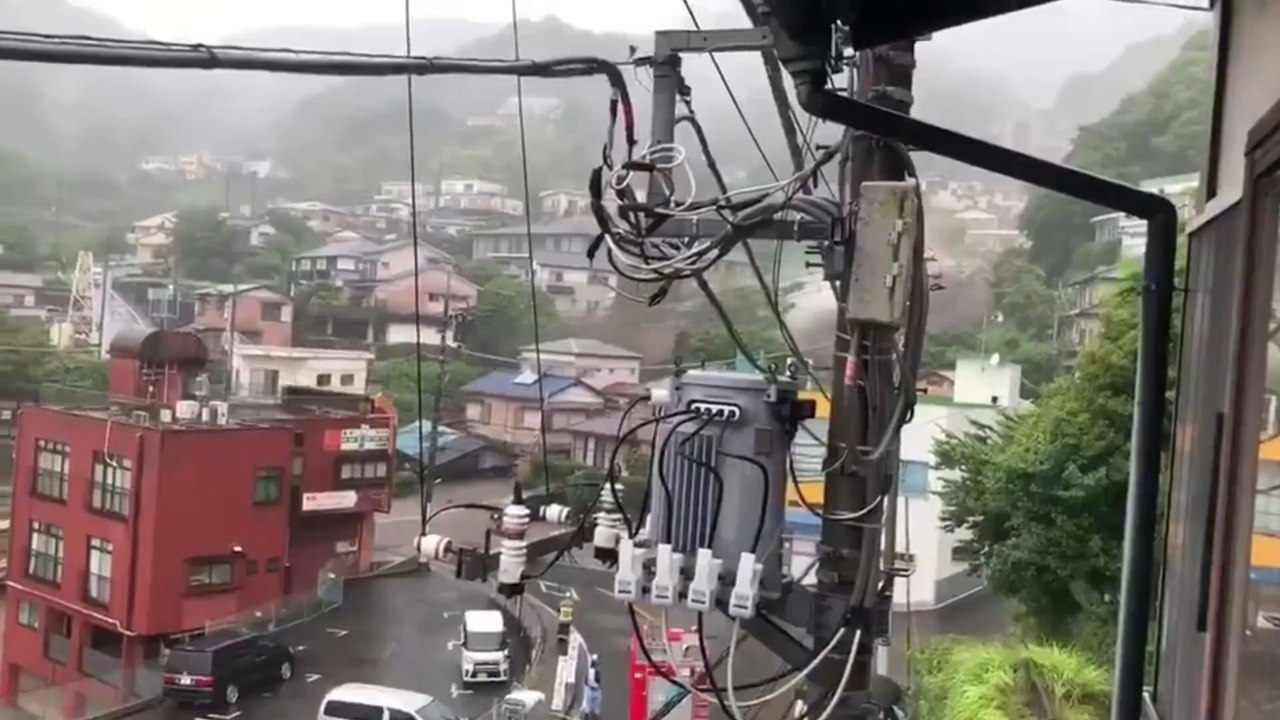 Japon : d'impressionnants glissements de terrain engloutissent tout sur leur passage (VIDÉO)