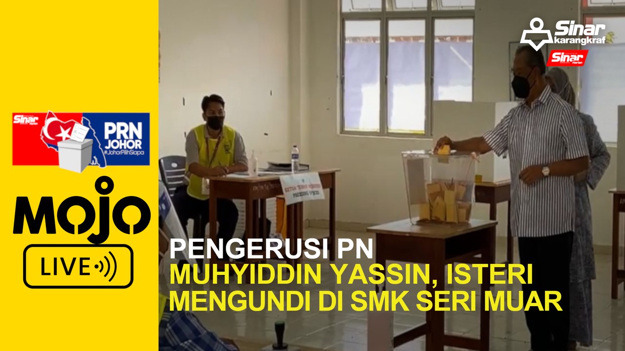 Pengerusi PN Muhyiddin Yassin, isteri mengundi di SMK Seri Muar di Muar