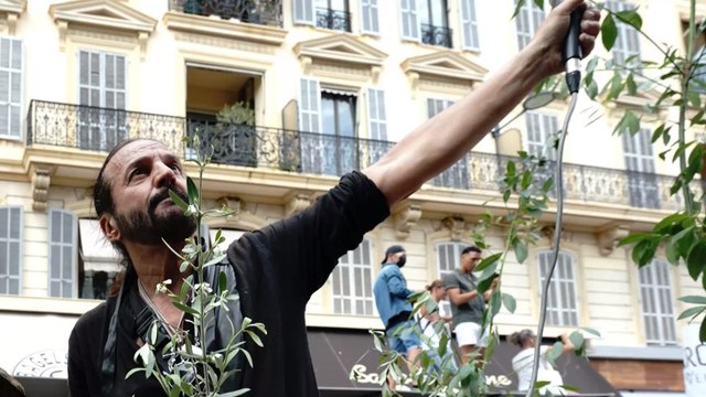 Francis Lalanne : le chanteur s'en prend à une contrôleuse SNCF lors d'un voyage en train