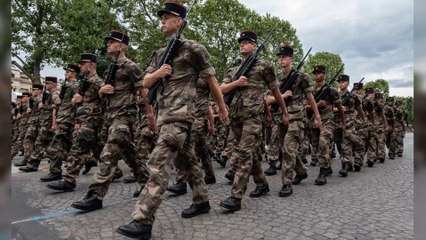 14 juillet : un soldat fait sa demande en mariage avant le défilé, les internautes mécontents (VIDÉO)