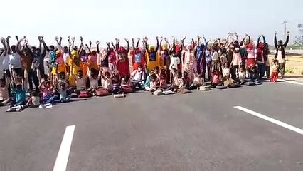 छात्रों के साथ ग्रामीणों ने किया प्रदर्शन