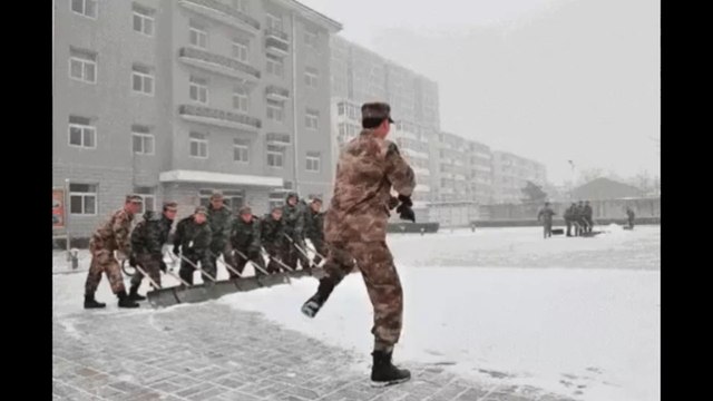 Armée véhicule : une voiture militaire fait des dérapages devant un camp de migrants (VIDÉO)