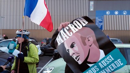 Convois de la liberté : un policier braque son arme sur un manifestant, la vidéo qui choque les réseaux sociaux