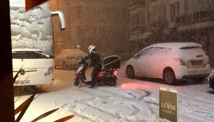 Bursa'da kara hazırlıksız yakalanan sürücüler zor anlar yaşadı
