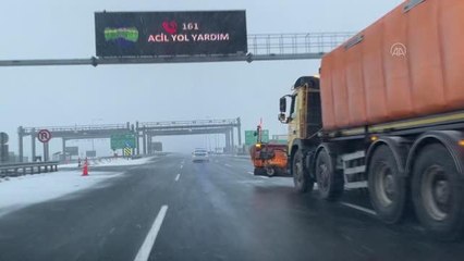 Kuzey Marmara Otoyolu'nda kar küreme ve tuzlama çalışması